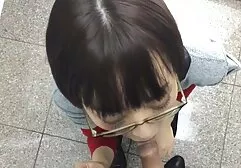 同僚によってテーブルの底に登り、学生を縫う 女性 向け エロビ