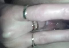 セクシーなブロンドは三人とすべてのスロットで犯されます。 女 用 の エロ 動画