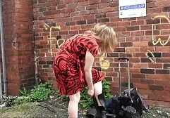 男は彼女の下着を脱いで、ブルネットを愛するbonerを示した エロ 画像 女 向け
