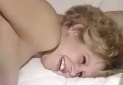 机の上に棒を投げるために同僚をからかう淫乱な女の子 女性 向け 無料 エロ 画像