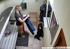 ジューシーな金髪レイプのソファ 女性 版 エロ 動画